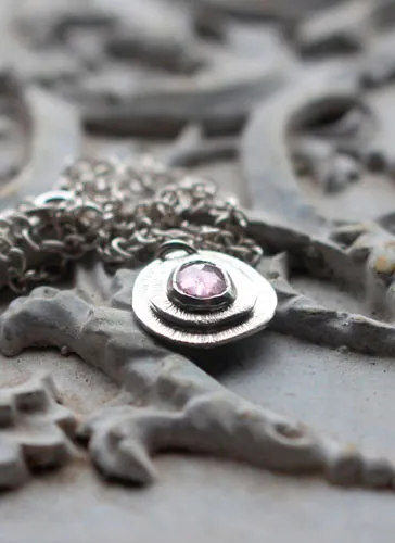 Bouton de rose, collier fleur en argent et saphir rose