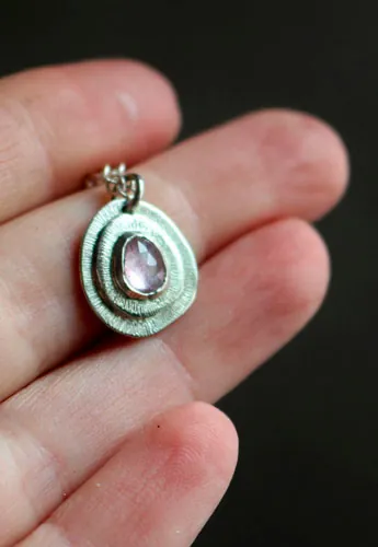 Bouton de rose, collier fleur en argent et saphir rose