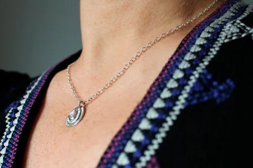 Bouton de rose, collier fleur en argent et saphir rose
