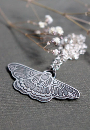 Ballet de nuit, collier papillon de nuit en argent 