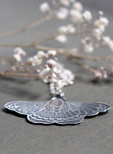 Ballet de nuit, collier papillon de nuit en argent 