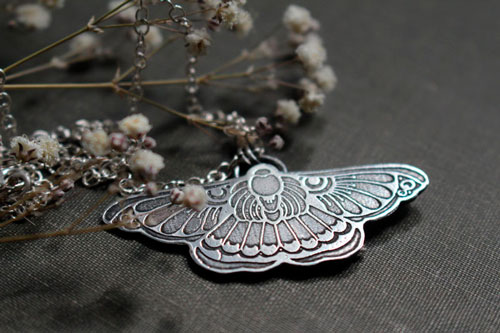 Ballet de nuit, collier papillon de nuit en argent 