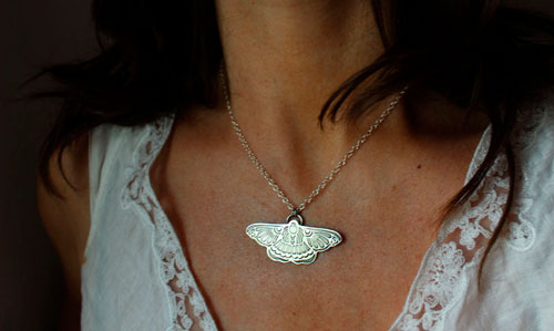 Ballet de nuit, collier papillon de nuit en argent 