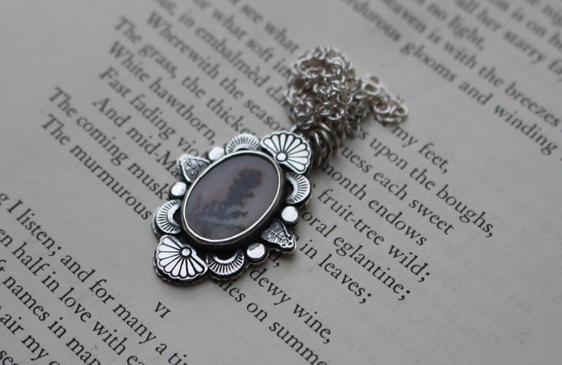 Be still my soul, collier fleur en argent et agate dendritique