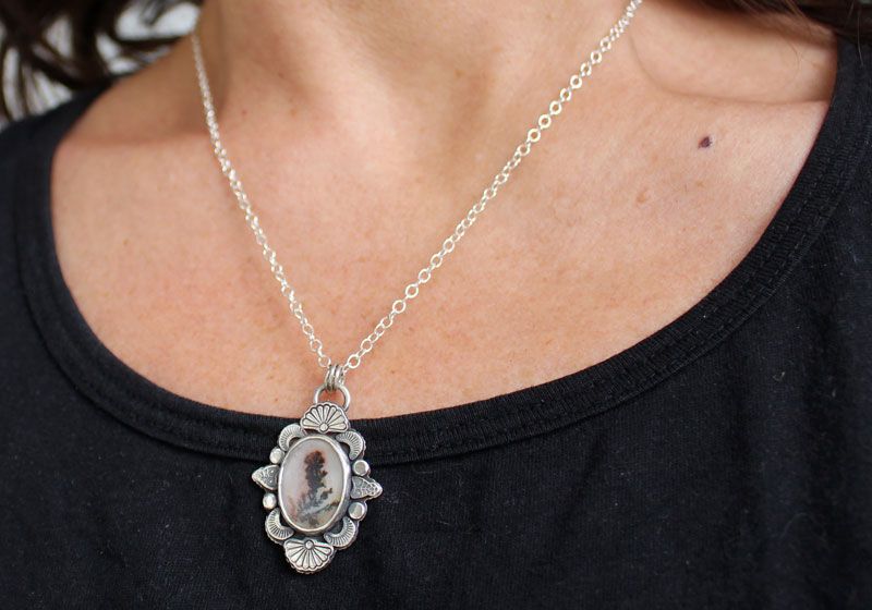 Be still my soul, collier fleur en argent et agate dendritique