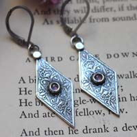 Belladone vieux rose, boucles d’oreilles renaissance floral en argent et zircon