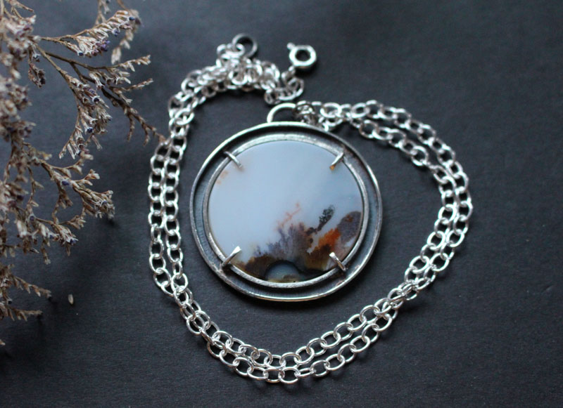 Bercé par le vent, collier paysage méditatif en argent et agate dendritique