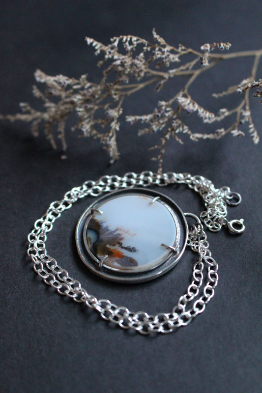 Bercé par le vent, collier paysage méditatif en argent et agate dendritique