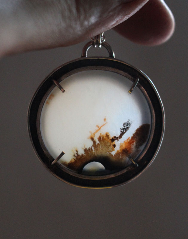 Bercé par le vent, collier paysage méditatif en argent et agate dendritique