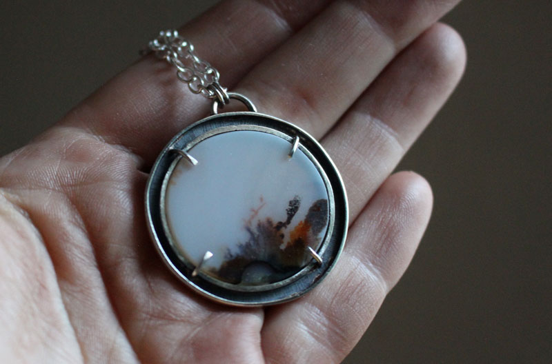 Bercé par le vent, collier paysage méditatif en argent et agate dendritique