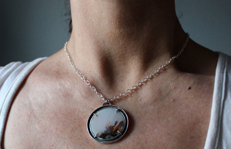 Bercé par le vent, collier paysage méditatif en argent et agate dendritique