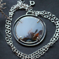 Bercé par le vent, collier paysage méditatif en argent et agate dendritique