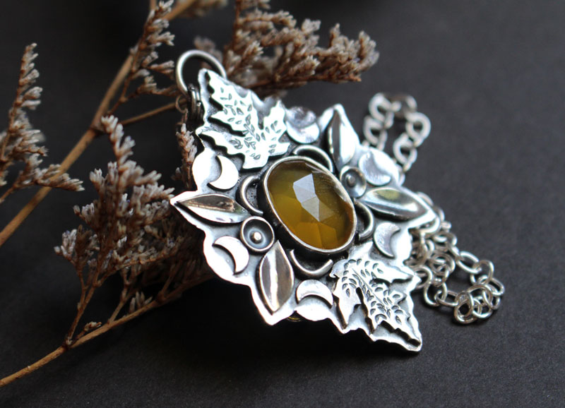 Berceau de l’automne, collier feuilles en argent et calcédoine jaune