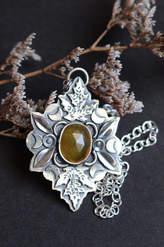 Berceau de l’automne, collier feuilles en argent et calcédoine jaune