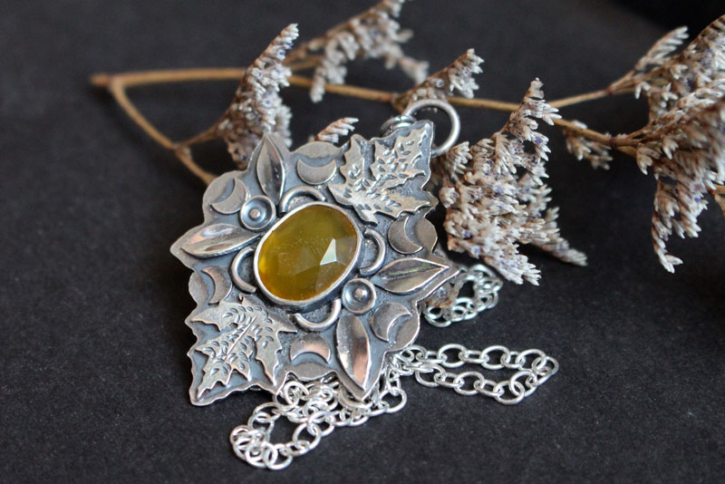 Berceau de l’automne, collier feuilles en argent et calcédoine jaune