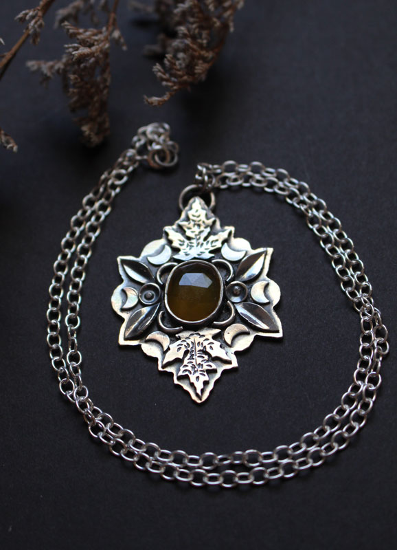 Berceau de l’automne, collier feuilles en argent et calcédoine jaune