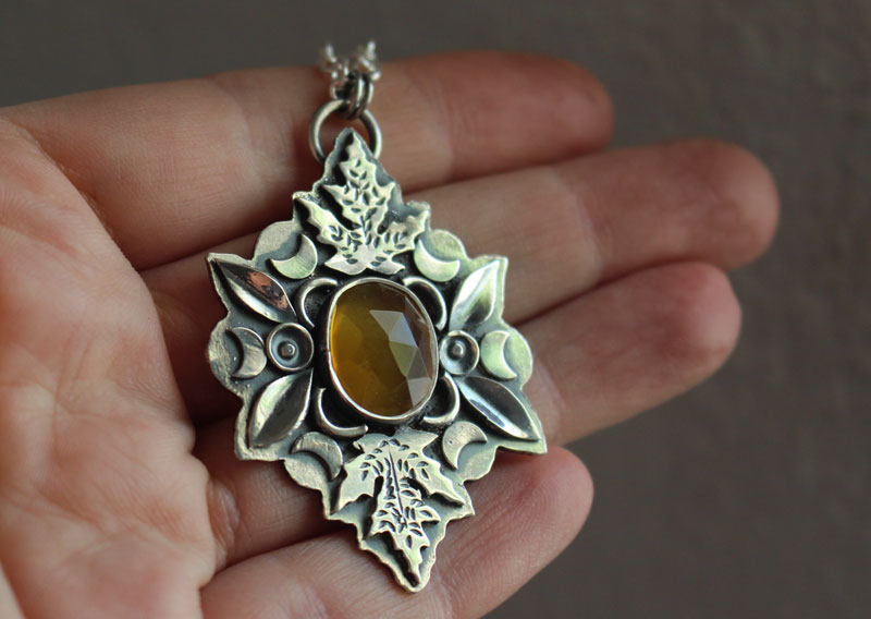 Berceau de l’automne, collier feuilles en argent et calcédoine jaune