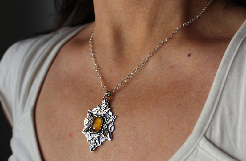 Berceau de l’automne, collier feuilles en argent et calcédoine jaune