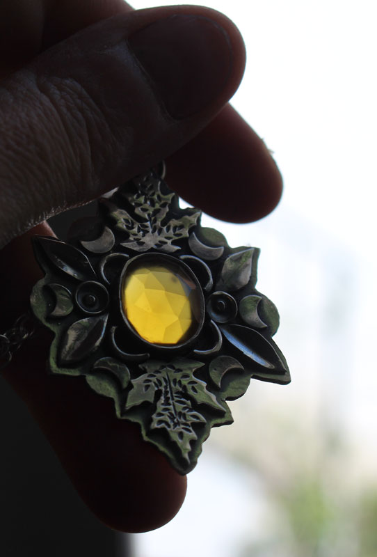 Berceau de l’automne, collier feuilles en argent et calcédoine jaune