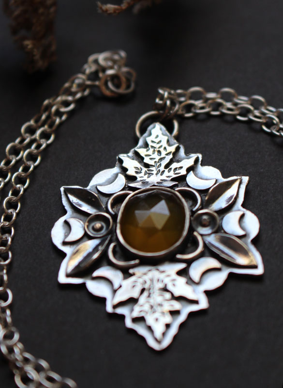 Berceau de l’automne, collier feuilles en argent et calcédoine jaune