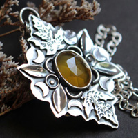 Berceau de l’automne, collier feuilles en argent et calcédoine jaune