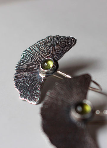 Biloba, boucles d’oreilles feuille de ginkgo en argent et péridot