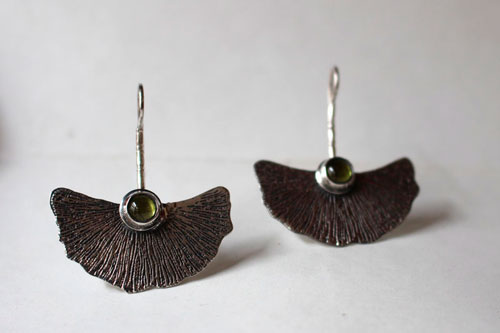 Biloba, boucles d’oreilles feuille de ginkgo en argent et péridot