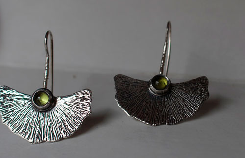 Biloba, boucles d’oreilles feuille de ginkgo en argent et péridot