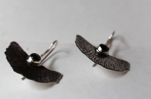 Biloba, boucles d’oreilles feuille de ginkgo en argent et péridot