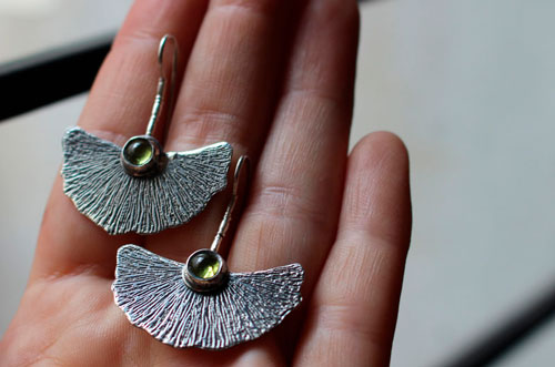 Biloba, boucles d’oreilles feuille de ginkgo en argent et péridot