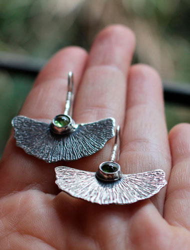 Biloba, boucles d’oreilles feuille de ginkgo en argent et péridot