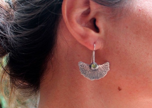 Biloba, boucles d’oreilles feuille de ginkgo en argent et péridot