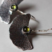 Biloba, boucles d’oreilles feuille de ginkgo en argent et péridot