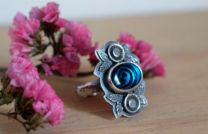 Bleu des mers, bague fleur et coquillage en argent et paua