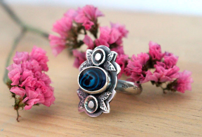 Bleu des mers, bague fleur et coquillage en argent et paua