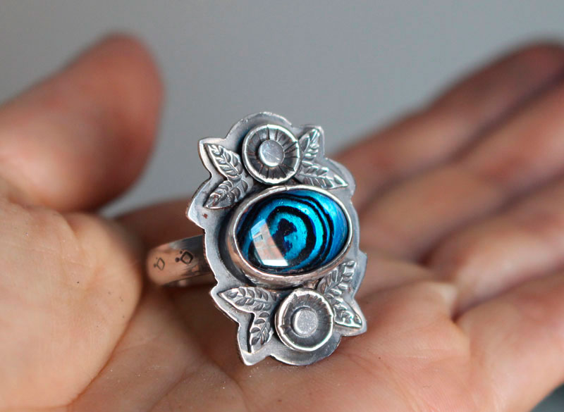 Bleu des mers, bague fleur et coquillage en argent et paua