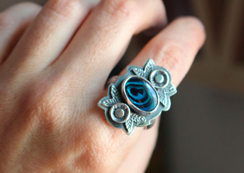 Bleu des mers, bague fleur et coquillage en argent et paua