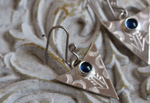Bleu indien, boucles d’oreilles triangle tribal en argent et saphir bleu