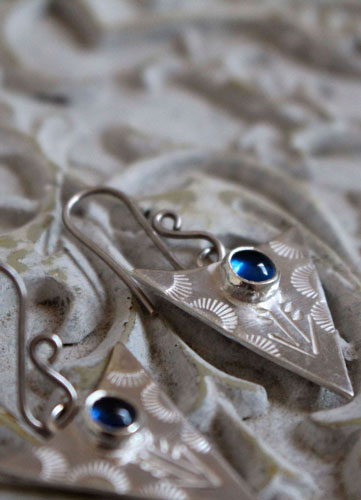 Bleu indien, boucles d’oreilles triangle tribal en argent et saphir bleu