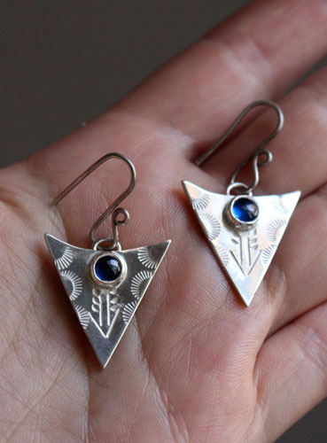 Bleu indien, boucles d’oreilles triangle tribal en argent et saphir bleu