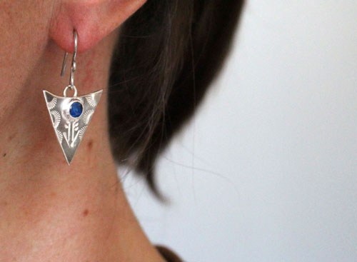 Bleu indien, boucles d’oreilles triangle tribal en argent et saphir bleu