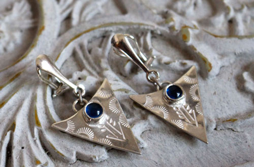 Bleu indien, boucles d’oreilles triangle tribal en argent et saphir bleu pour oreilles non-percées