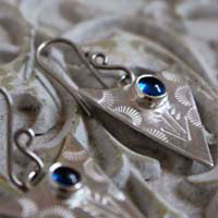 Bleu indien, boucles d’oreilles triangle tribal en argent et saphir bleu