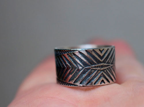 Boomerang, bague chevron et flèche en argent