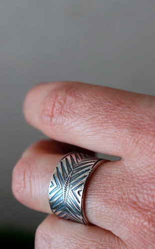 Boomerang, bague chevron et flèche en argent