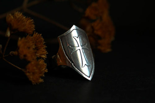 Bouclier, bague croix médiévale en argent