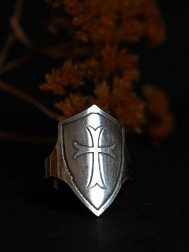 Bouclier, bague croix médiévale en argent