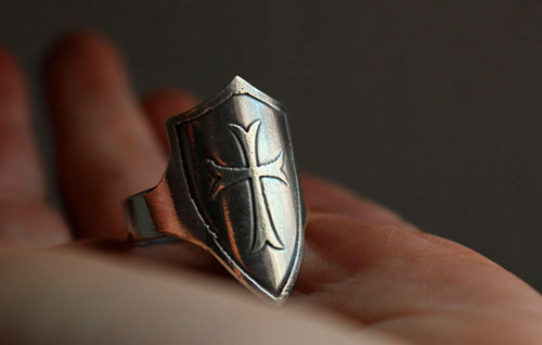 Bouclier, bague croix médiévale en argent