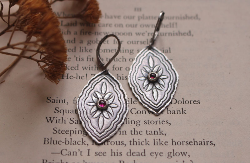 Bougainvilliers, boucles d’oreilles botanique baroque en argent et rubis
