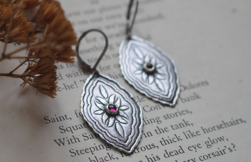 Bougainvilliers, boucles d’oreilles botanique baroque en argent et rubis